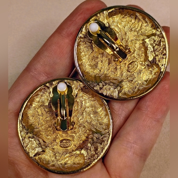 SOLD: Givenchy Vintage XL JUMBOS Clip-on Earrings - Picture 5 of 16